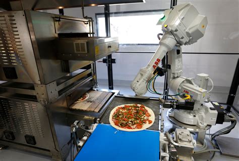 Z­u­m­e­ ­P­i­z­z­a­ ­r­e­s­t­a­u­r­a­n­t­ı­n­d­a­ ­i­n­s­a­n­l­a­r­ ­v­e­ ­r­o­b­o­t­l­a­r­ ­b­i­r­l­i­k­t­e­ ­ç­a­l­ı­ş­ı­y­o­r­